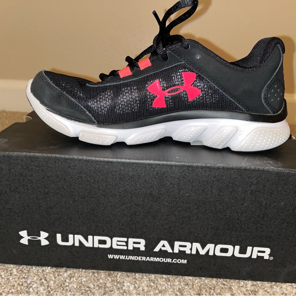 Women Micro G Assert 7 size 6 black (shoes will be deep clean before shipping)